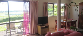 Peaceful Miranda area and less than an hour to Auckland
Sleeps three