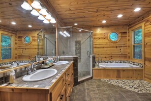 Combined shower/bathtub, towels - Creekside Soaks, Swimming Hole Splashes, & a Hidden Waterfall - The Overlook on Fightingtown (Mc Caysville)