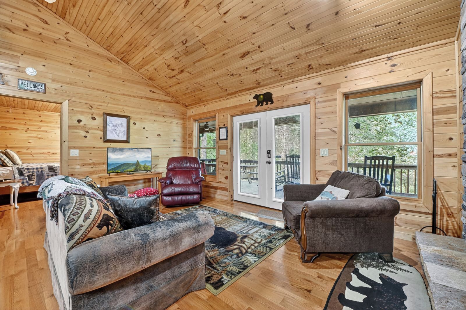 Télévision, cheminée, baby-foot, vidéothèque