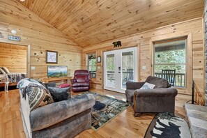 Televisie, een open haard, tafelvoetbal en een filmbibliotheek