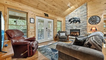 Télévision, cheminée, baby-foot, vidéothèque