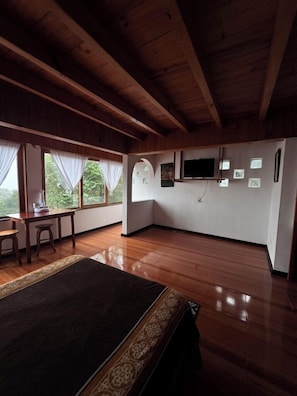 Muebles diferentes, wifi gratis y ropa de cama 