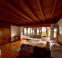 Muebles diferentes, wifi gratis y ropa de cama
