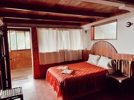 Muebles diferentes, wifi gratis y ropa de cama 
