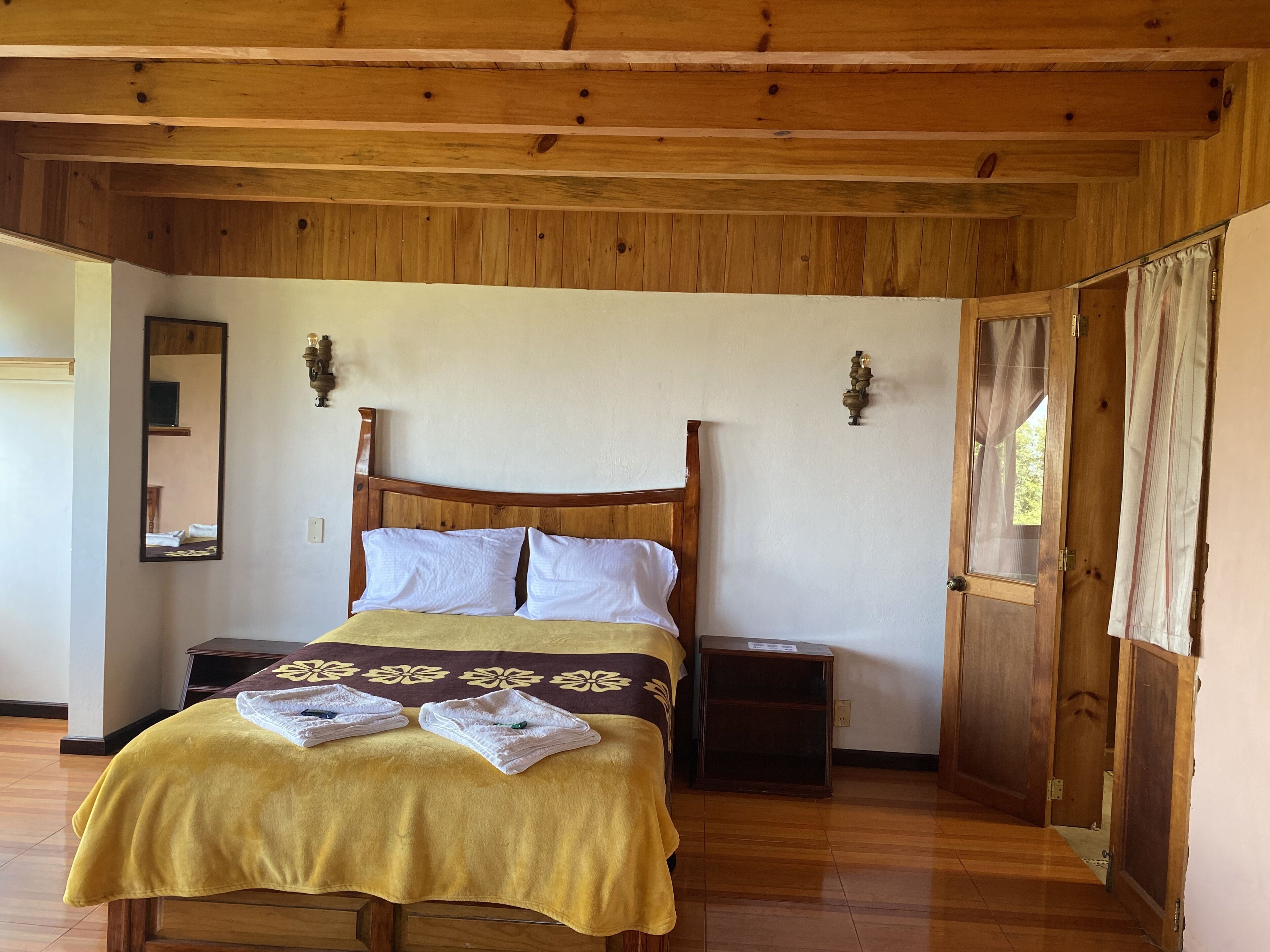 Muebles diferentes, wifi gratis y ropa de cama 