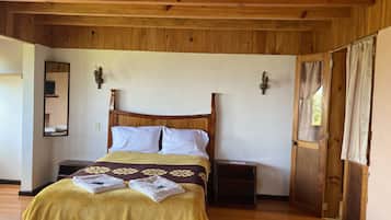 Muebles diferentes, wifi gratis y ropa de cama