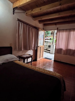 Muebles diferentes, wifi gratis y ropa de cama 
