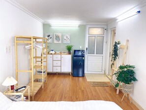 1 slaapkamer, een bureau, een strijkplank/strijkijzer, reisbedje