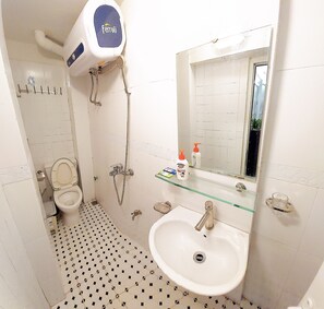 Regadera, amenidades de baño ecológicas, secadora de cabello, toallas 