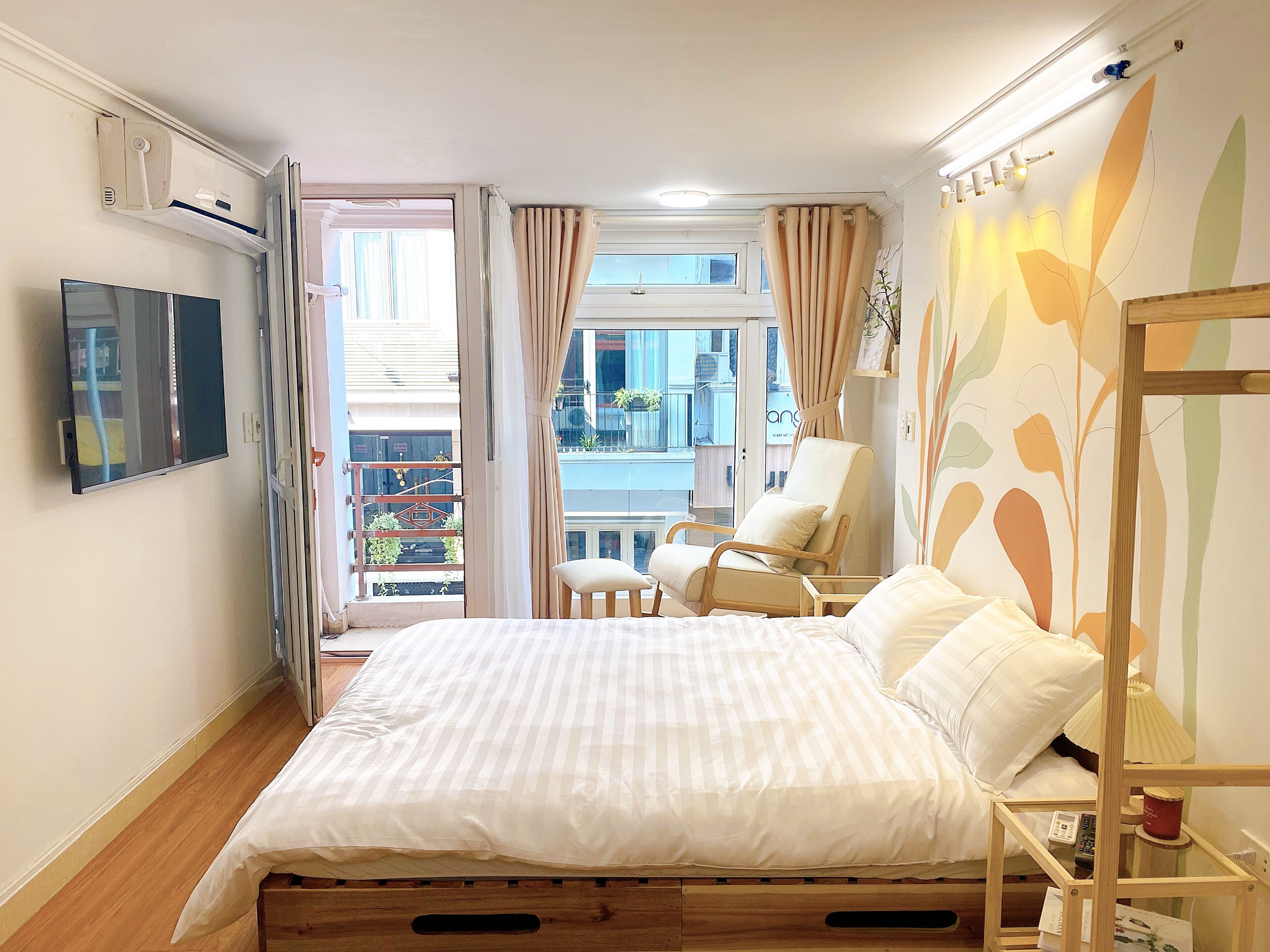 1 sovrum, skrivbord, strykjärn/strykbräda och resesäng