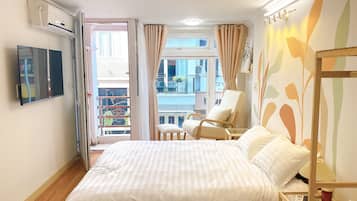 1 sovrum, skrivbord, strykjärn/strykbräda och resesäng