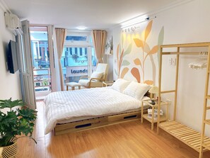 1 bedroom, desk, iron/ironing board, travel cot - Hanoi Old Quarter Center - 1BR Studio - Big window & Balcony & Private Bathroom (Hà Ni)
