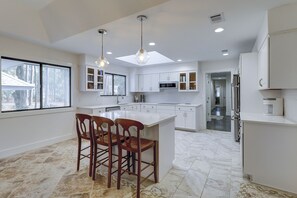 Fridge, microwave, oven, stovetop - Private Pool & Putting Green- 3 bed, 2.5 bath Shipyard Home- Sleeps 10 (Hilton Head Island)