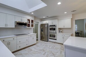 Kjøleskap, mikrobølgeovn, ovn og kokeplater