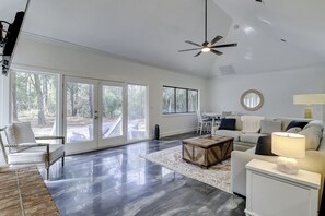 Smart-TV, DVD-spiller, bøker og filmbibliotek