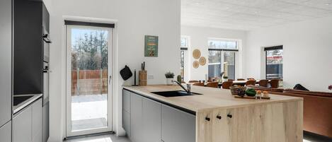 Réfrigérateur, lave-vaisselle, cafetière/bouilloire