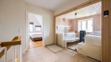 4 Schlafzimmer, Zimmersafe, Schreibtisch, Bügeleisen/Bügelbrett