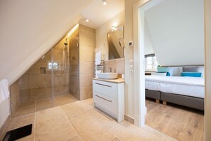 Dusche, Haartrockner, Handtücher
