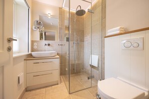 Regadera, secadora de cabello, toallas 