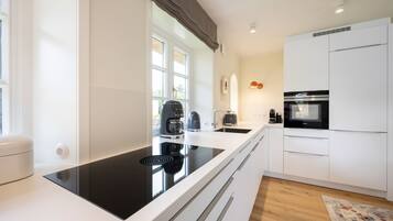 Frigorifero, forno, piano cottura, lavastoviglie