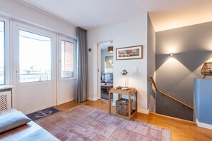 Unclassified image, 4 of 51, button