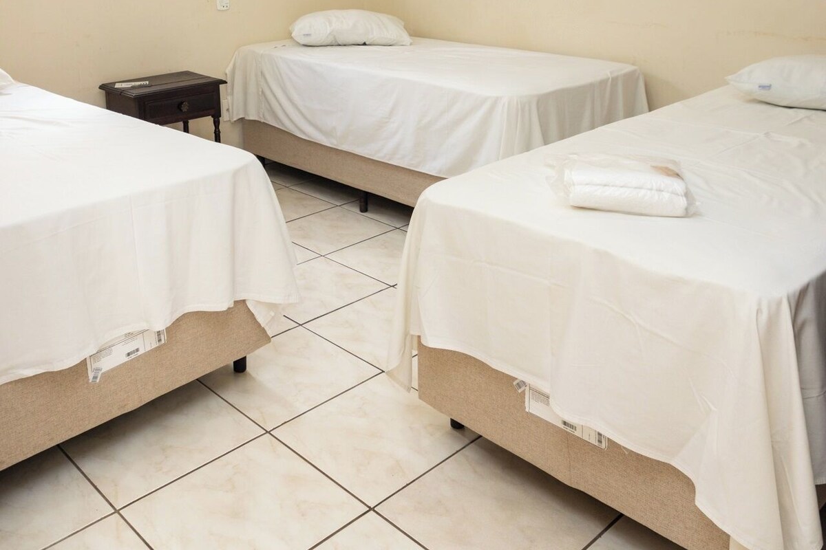 Standard trippelrum - 3 enkelsängar | Sängtillbehör av högsta kvalitet, memory foam-madrasser och skrivbord