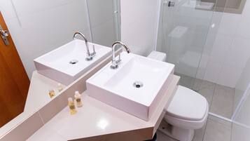 行政单人房, 1 张大号单人床 | 浴室 | 淋浴设施、大花洒淋浴喷头、毛巾