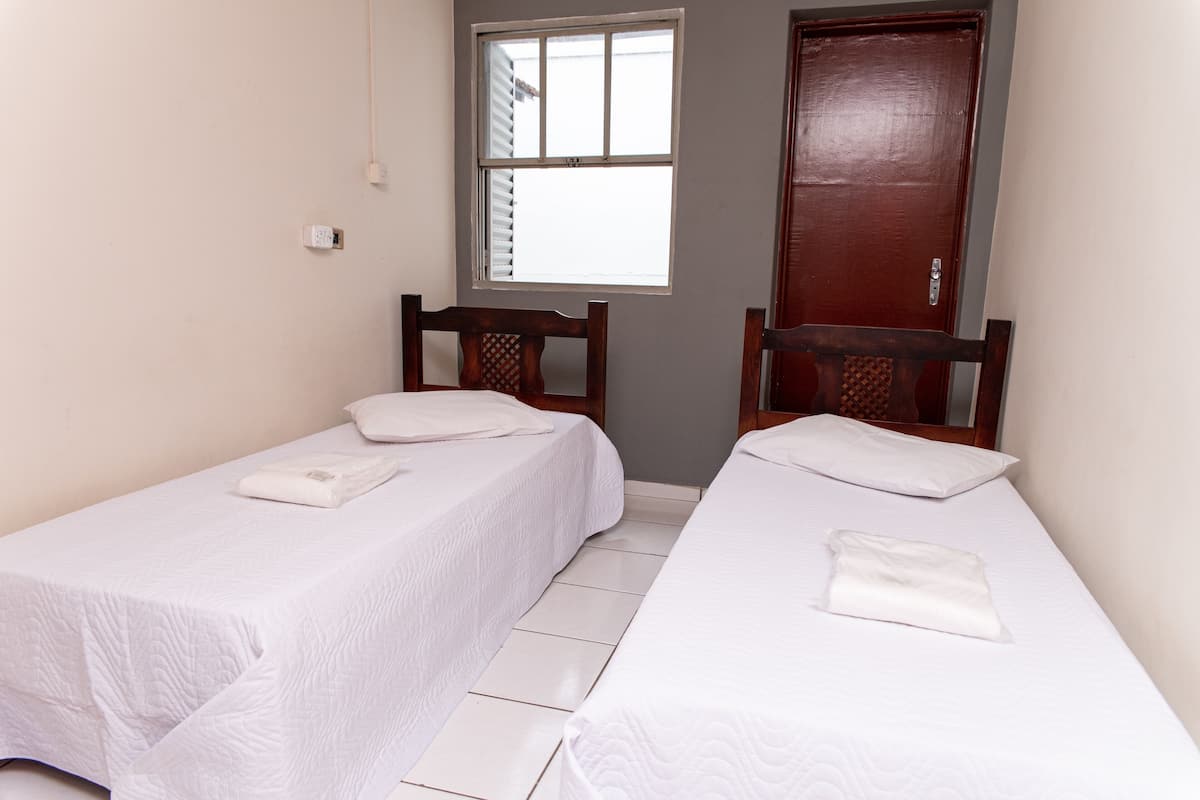Kamar Twin Standar, 2 Tempat Tidur Twin | Seprai premium, busa memori, dan didekorasi berbeda-beda