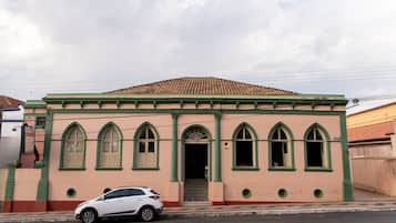 Vista frontal de la propiedad