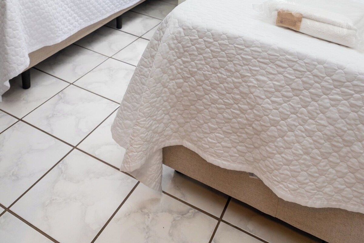 Tvåbäddsrum Deluxe - 2 enkelsängar | Sängtillbehör av högsta kvalitet, memory foam-madrasser och skrivbord