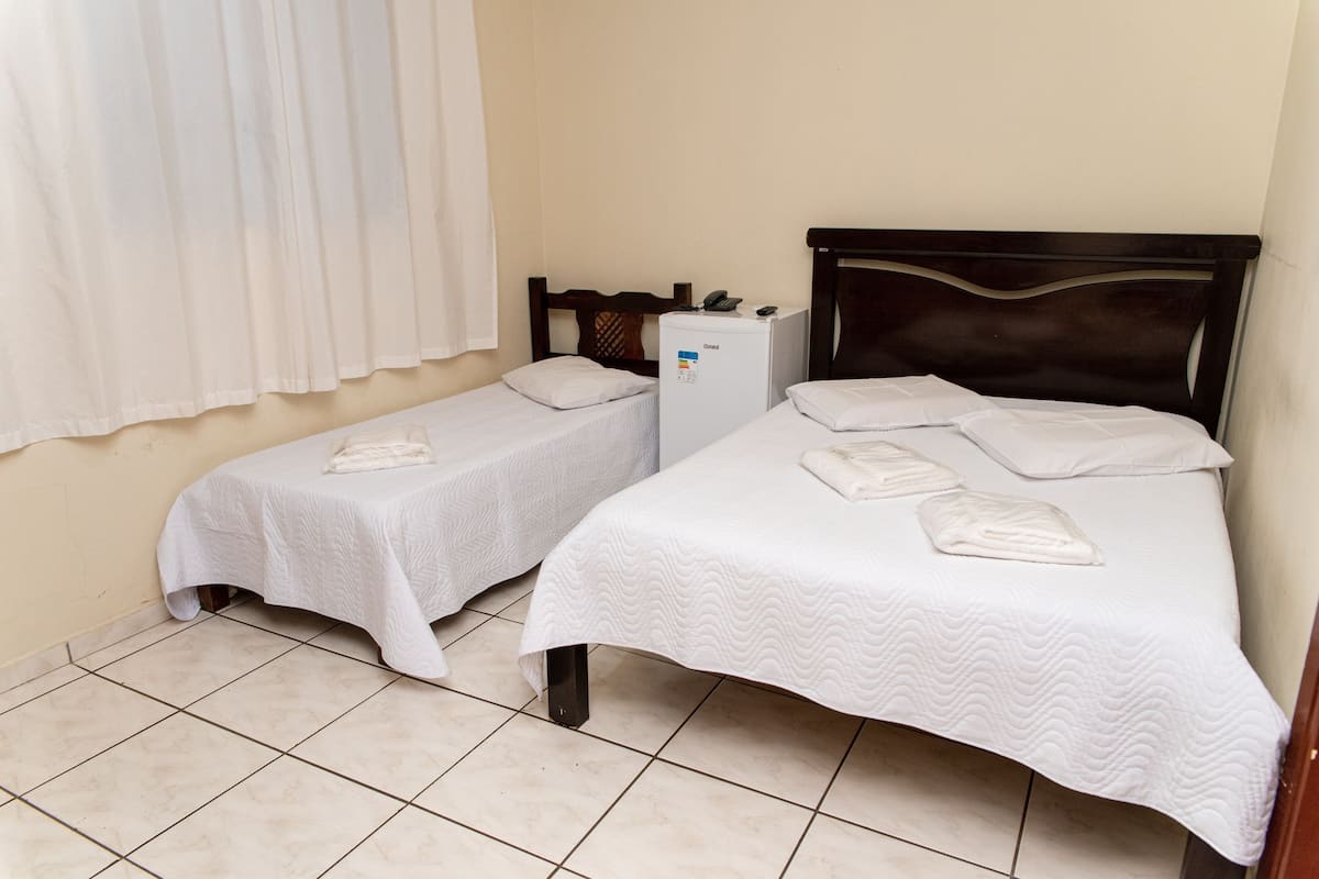 Kamar Triple Deluks, Beberapa Tempat Tidur | Seprai premium, busa memori, dan didekorasi berbeda-beda