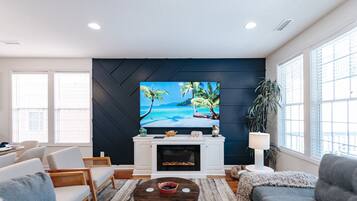 TV connectée, lecteur de DVD, livres