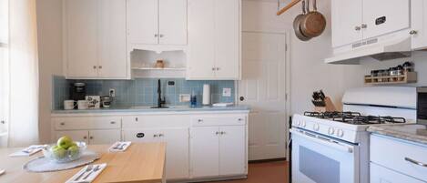 ثلاجة، ميكروويف، فرن، موقد طهي مسطح