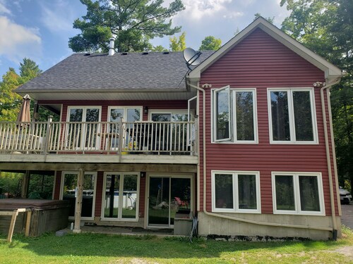 Round Lake Cottage Pool Hot Tub