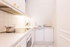 Unclassified image, 4 of 29, button