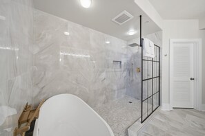Ensemble baignoire-douche, baignoire à remous, serviettes fournies
