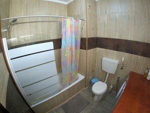 Bathtub, towels