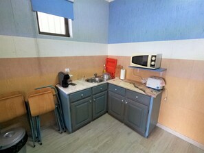 Fridge, microwave, oven, coffee/tea maker