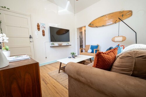 Breezy 1BR Retreat – Walk to UofA & Spring Fun!