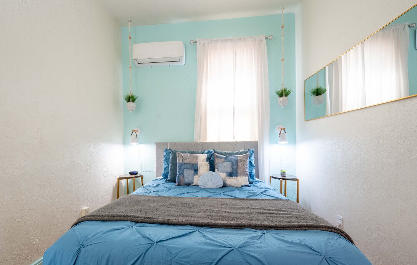 1 habitación, tabla de planchar con plancha y cuna de viaje 