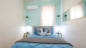 1 habitación, tabla de planchar con plancha y cuna de viaje