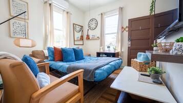 1 habitación, tabla de planchar con plancha y cuna de viaje