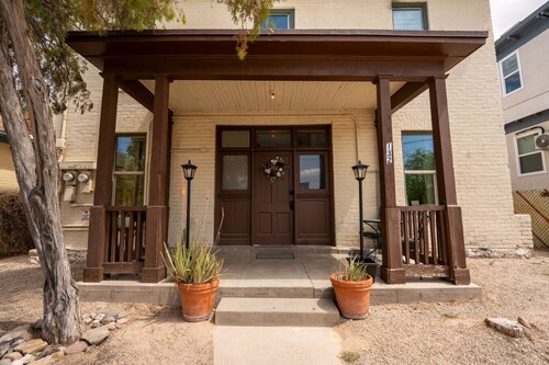 Breezy 1BR Retreat • Walk to UofA