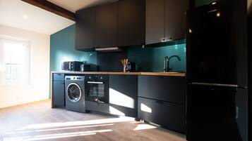 Een koelkast, een microgolfoven, een oven, een vaatwasser