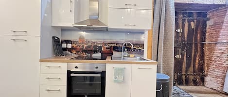 Køleskab, mikrobølgeovn, ovn, kaffe-/temaskine