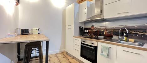 冷蔵庫、電子レンジ、オーブン、コーヒー / ティーメーカー