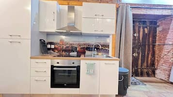 Fridge, oven, stovetop, coffee/tea maker