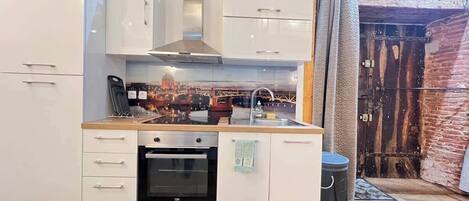 Réfrigérateur, four, plaque de cuisson, cafetière/bouilloire