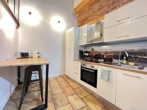Fridge, oven, stovetop, coffee/tea maker