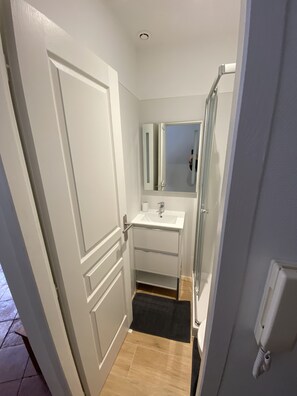 Een douche, een haardroger, handdoeken